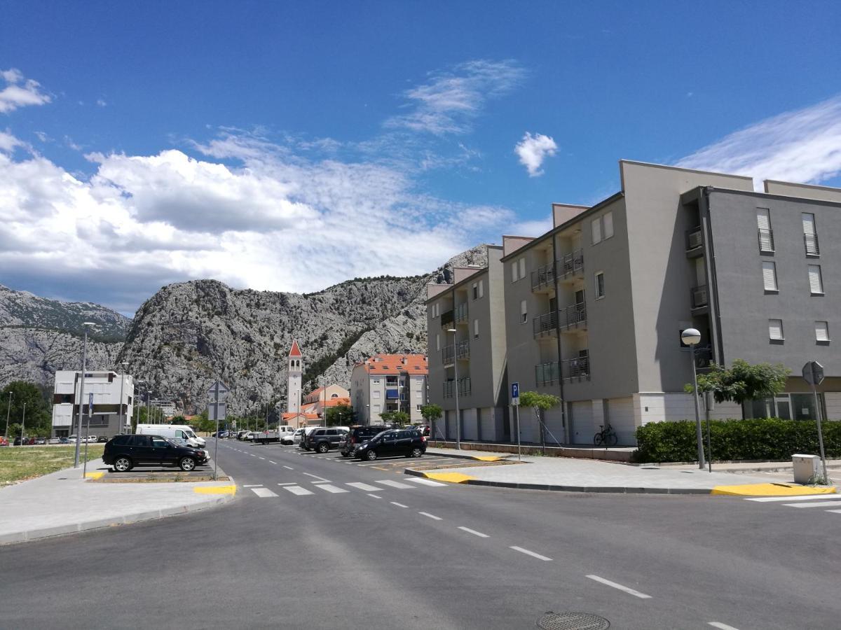 Green 'N Grey Omis Omiš Exterior foto