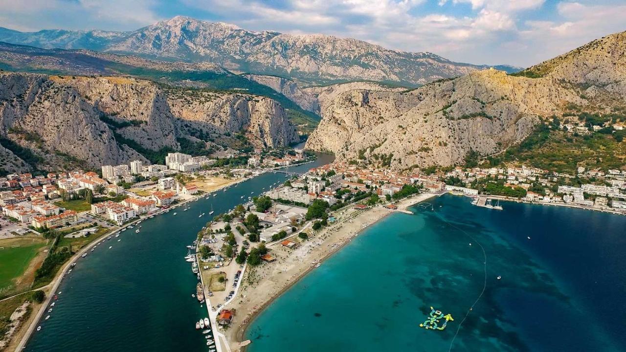Green 'N Grey Omis Omiš Exterior foto